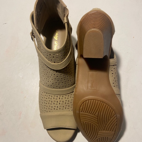 Easy street tan cutout ankle booties 2” block heels size 10 NWT - Picture 5 of 6